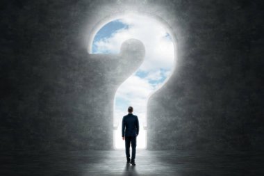 Arkadan bakan işadamı, büyük soru işaretlerinin arka planında duruyor. Karışık medya. Problem kavramı, düşünme, çözüm bulma