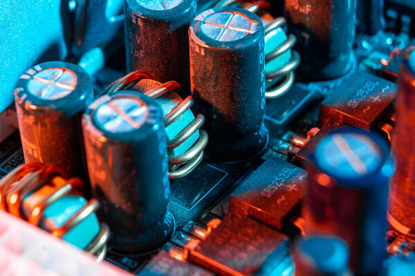 Электронные компоненты на печатной плате. Резистор, индуктор и конденсатор на печатной плате. Концепция электротехники, микропроцессоров, технологий. Селективный фокус