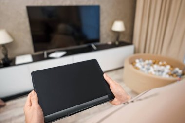 Kadın elleri dijital tableti yakın plan, üst görüntü olarak tutuyor. Yeni teknoloji konsepti, multimedya