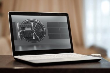 Laptop koruma konsepti, internet güvenliği. Kucak üstü ve banka kasası kapısı görüntüsü. Antivirüs programları, siber suçlara karşı koruma