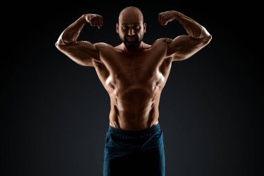 Açık renk sakallı, gövdesi çıplak, esmer bir erkek vücut geliştirici. Fitness kulübü konsepti, spor yapmak, halter kaldırmak. Boşluğu kopyala