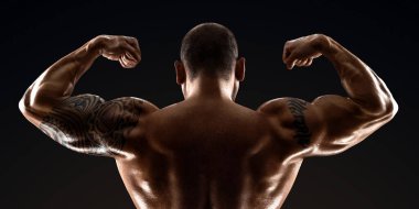 Açık renk sakallı, gövdesi çıplak, esmer bir erkek vücut geliştirici. Fitness kulübü konsepti, spor yapmak, halter kaldırmak. Boşluğu kopyala