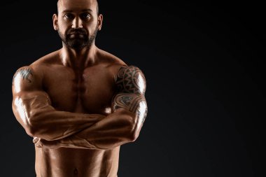 Açık renk sakallı, gövdesi çıplak, esmer bir erkek vücut geliştirici. Fitness kulübü konsepti, spor yapmak, halter kaldırmak. Boşluğu kopyala