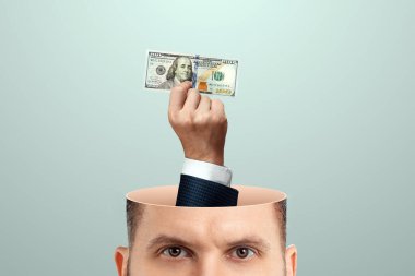 İş düşüncesi, banknotlu bir el, dolar, beyin yerine adamın kafasından çıkar. Yaratıcı altyapı, iş kavramı, karlı fikir, başlangıç