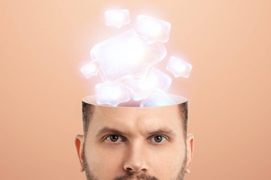 Kaynama noktasında, erkek kafası açık, beyin yerine buhar ya da duman var, işleniyor. Yaratıcı arkaplan, yorgunluk, gerginlik, stres