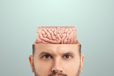 Standart olmayan düşünce ve yaratıcılık kavramına göre erkek kafası, kare beynin görülebileceği şekilde açıktır. Yaratıcı arka plan, beyin, fantezi, deha, yaratıcılık, göründüğü gibi değil.