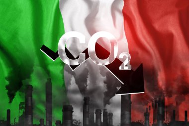Atmosfere karbondioksit salınımı. İtalya bayrağının arka planında siyah dumanlı borular. Endüstriyel hava kirliliği kavramı, karbondioksit kaynaklı çevre kirliliği
