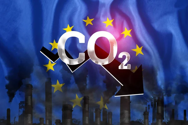 大気中へのCo2排出量 Euの国旗を背景に黒煙管 産業大気汚染概念 二酸化炭素による環境汚染 — ストック写真