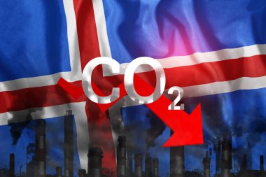 Atmosfere karbondioksit salınımı. İzlanda bayrağının arka planında siyah dumanlı borular. Endüstriyel hava kirliliği kavramı, karbondioksit kaynaklı çevre kirliliği