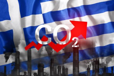 Atmosfere karbondioksit salınımı. Yunanistan bayrağının arka planında siyah dumanlı borular. Endüstriyel hava kirliliği kavramı, karbondioksit kaynaklı çevre kirliliği