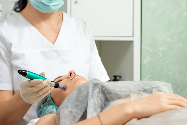 Медицинская, косметологическая процедура по очистке кожи, очистке пор специальным инструментом на лице. Уход за кожей, косметические процедуры