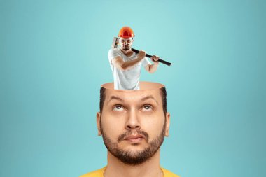 Adamın kafasında beyin yerine kask ve balyoz takan bir adam var. Beyin çalışır kavramı, kafa için görevler