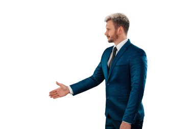 Ciddi adam, takım elbiseli iş adamı el sıkışma hareketi, beyaz arka planda izole edilmiş. İş konsepti, anlaşma, sözleşme