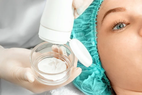 Esteticista Está Poniendo Crema Mascarilla Concepto Higiene Facial Procedimientos Cosméticos —  Fotos de Stock