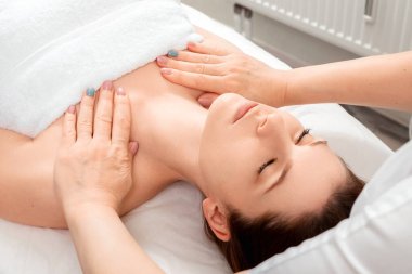 Güzel bir kızın yüzüne masaj yapılıyor, yakın plan çekimde. Cilt bakımı, güzellik uzmanı, kaplıca tedavisi, yüz hijyeni.