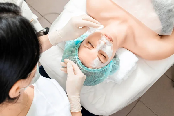 Faccia Della Ragazza Viene Pulita Dopo Procedure Termali Primo Piano — Foto Stock