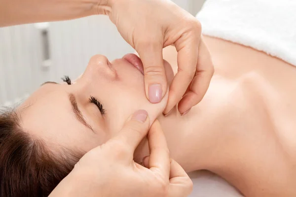 美丽的温泉沙龙的女人 图库照片 C Racool Studio