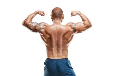 Dövmeli erkek vücut geliştirici beyaz arka planda poz veriyor. Spor konsepti, kas grupları, vücudunuza dikkat edin.