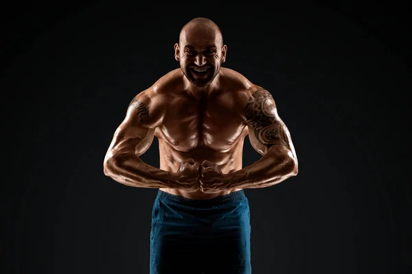 Getatoeëerde Mannelijke Bodybuilder Poseren Zwarte Achtergrond Fitnesstraining Concept Spiergroepen Let — Stockfoto