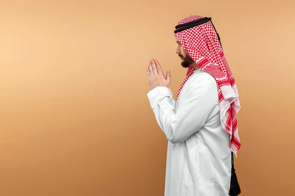 Uomo Arabo Uomo Affari Abiti Nazionali Incrociato Mani Preghiera Come — Foto Stock
