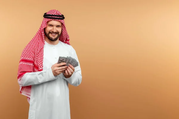 Arabski Biznesmen Narodowych Ciuchach Trzyma Rękach Dolary Koncepcja Biznesowa Bliskim — Zdjęcie stockowe