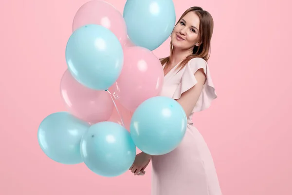 Piękna Młoda Dziewczyna Niebieskimi Różowymi Balonami Tle Radosna Modelka Szczęście — Zdjęcie stockowe