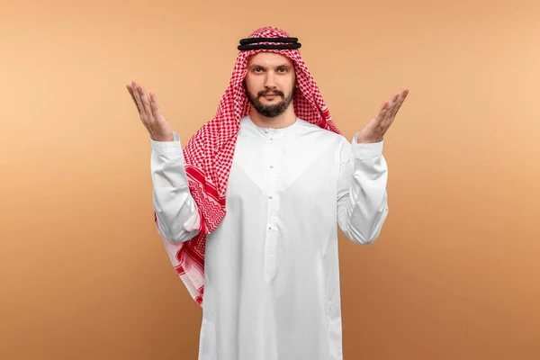 Homem Árabe Vestido Nacional Está Orando Fundo Bege Dishdasha Kandora — Fotografia de Stock