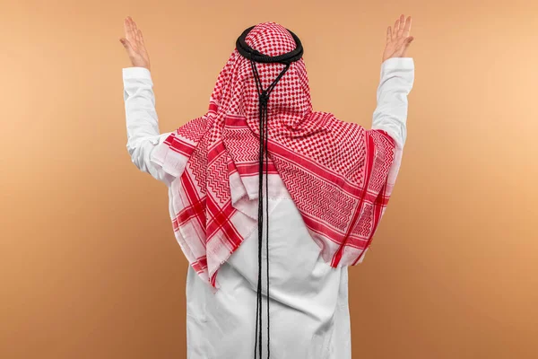Arab Narodowej Sukience Modli Się Beżowym Tle Dishdasha Kandora Thobe — Zdjęcie stockowe