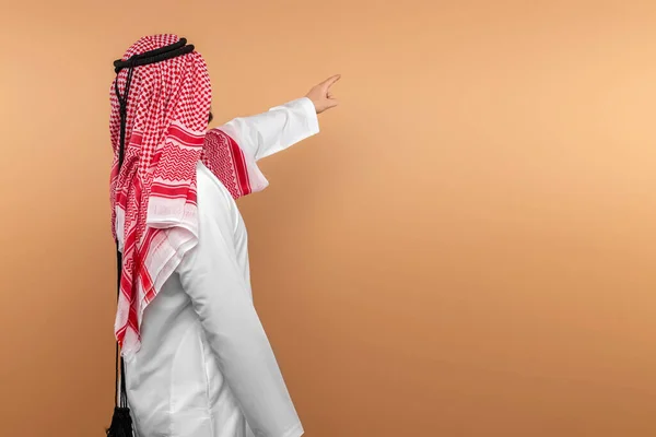 Arabia Saudyjska Stroju Narodowym Wskazuje Palcem Wolną Przestrzeń Dishdasha Kandora — Zdjęcie stockowe