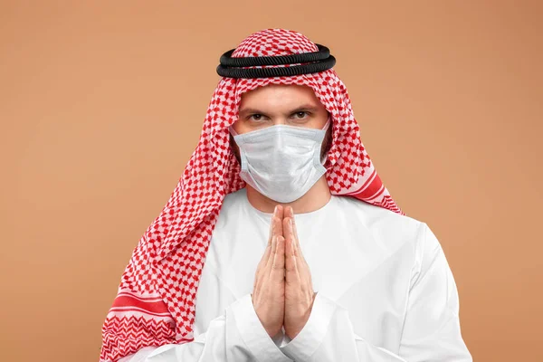 Arabo Abito Nazionale Sta Pregando Uno Sfondo Beige Dishdasha Kandora — Foto Stock