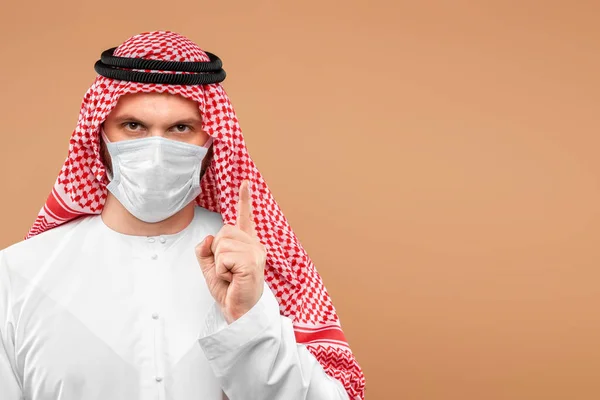 Uomo Arabo Abiti Nazionali Con Una Maschera Medica Dishdasha Kandora — Foto Stock