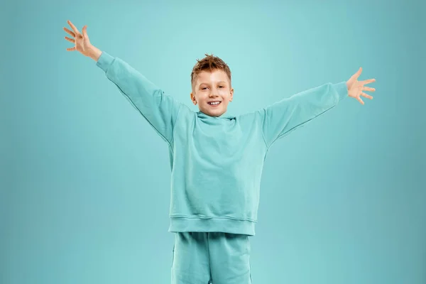 Retrato Lindo Chico Con Estilo Traje Azul Sobre Fondo Azul —  Fotos de Stock