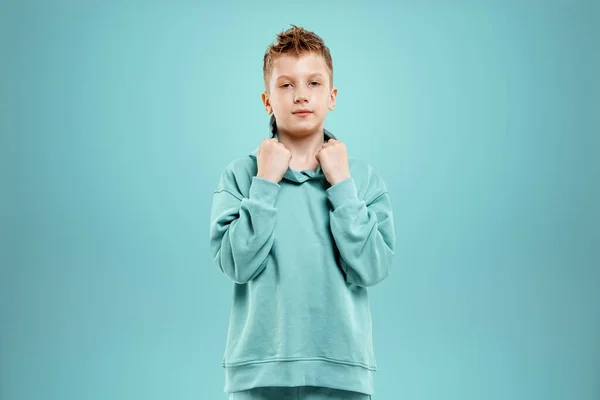 배경에 파란색 양복을 귀여운 소년의 초상화 어린이의 스튜디오 초상화 디자인 — 스톡 사진