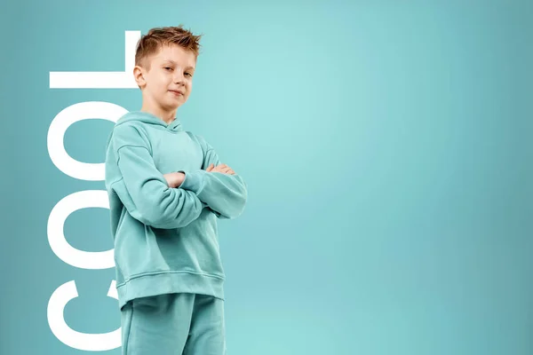 Retrato Lindo Chico Con Estilo Traje Azul Sobre Fondo Azul —  Fotos de Stock