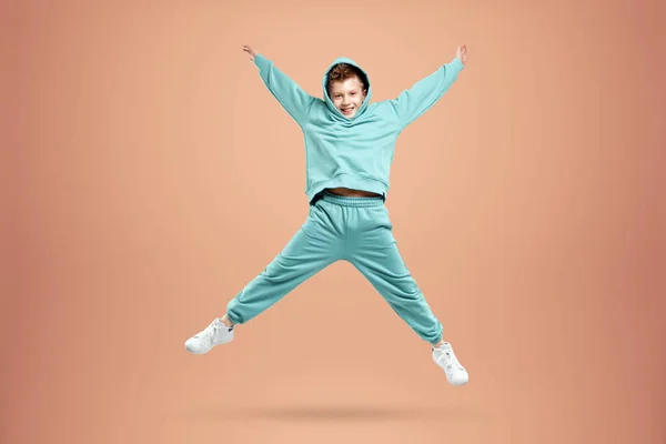 Retrato Lindo Chico Con Estilo Traje Azul Sobre Fondo Beige — Foto de Stock