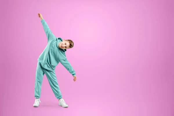 Retrato Lindo Chico Con Estilo Traje Azul Sobre Fondo Rosa —  Fotos de Stock