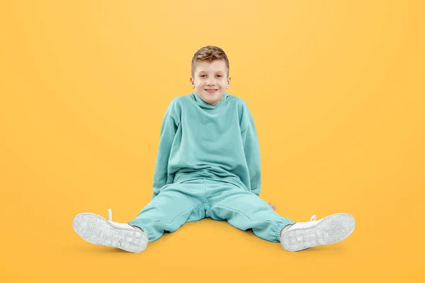 Lindo Chico Con Estilo Traje Azul Sobre Fondo Amarillo Estudio —  Fotos de Stock