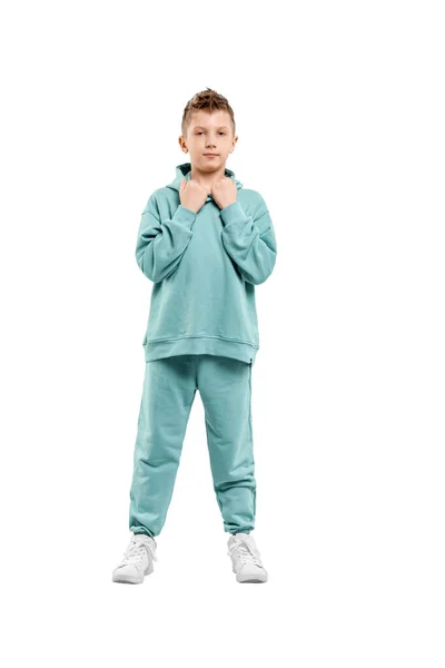Αγόρι Τυρκουάζ Μπλε Φόρμα Που Απομονώνονται Λευκό Φόντο — Φωτογραφία Αρχείου