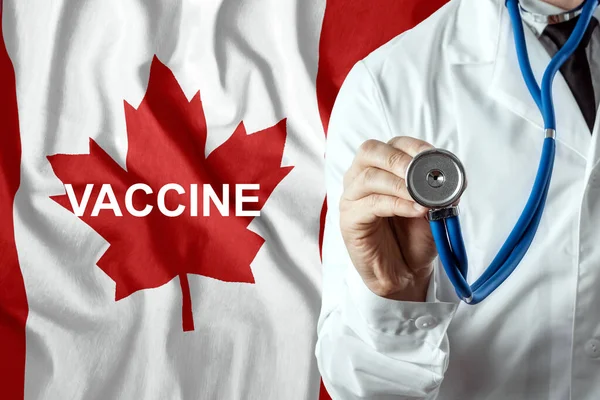 Bir Doktorun Yakın Çekimi Kanada Bayrağının Arka Planında Aşı Kelimesi — Stok fotoğraf