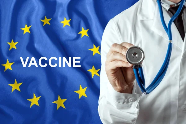 Bir Doktorun Yakın Çekimi Avrupa Birliği Bayrağının Arka Planında Aşı — Stok fotoğraf