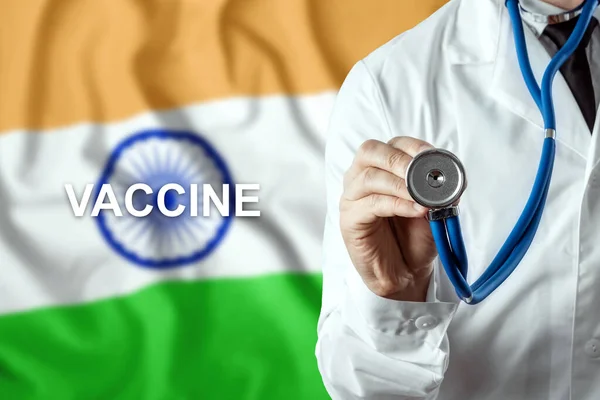 Bir Doktorun Yakın Çekimi Hindistan Bayrağının Arka Planında Aşı Kelimesi — Stok fotoğraf