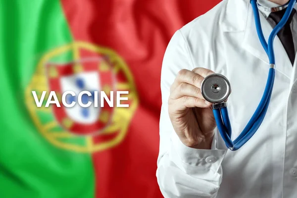 Zbliżenie Lekarza Szczepionki Słownej Tle Flagi Portugalii Produkcja Szczepionki Przeciw — Zdjęcie stockowe