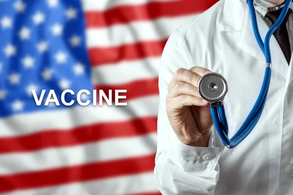 Zbliżenie Lekarza Szczepionki Słownej Tle Flagi Usa Produkcja Szczepionki Przeciw — Zdjęcie stockowe