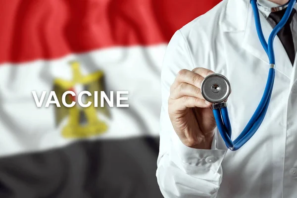 Zbliżenie Lekarza Szczepionki Słownej Tle Flagi Egiptu Produkcja Szczepionki Przeciw — Zdjęcie stockowe