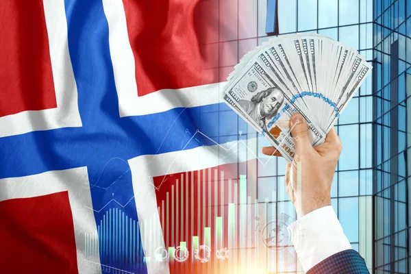 Dinheiro Mão Homem Contra Fundo Bandeira Noruega Rendimento Dos Noruegueses — Fotografia de Stock
