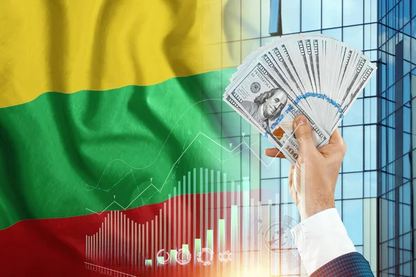 Soldi Mano Uomo Sullo Sfondo Della Bandiera Lituana Reddito Dei — Foto Stock