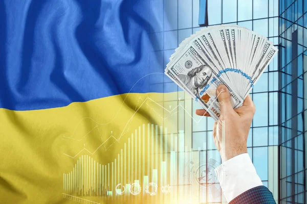 Ukrayna Bayrağının Arka Planına Karşı Bir Adamın Elindeki Para Ukraynalıların — Stok fotoğraf