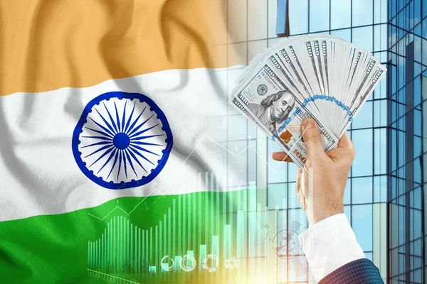 Dinheiro Mão Homem Contra Fundo Bandeira Índia Renda Dos Índios — Fotografia de Stock
