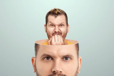 Bir adamın kafasında korkmuş bir beyin oturur ve tırnaklarını kemirir. Psikolojik sağlık kavramı, hata korkusu, hafıza, sorun, görevi tamamlayamama.