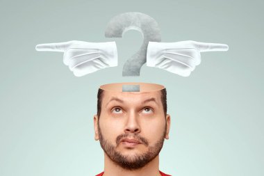 Adamın kafasında farklı yönlerde soru işareti ve işaret parmağı var. Seçim probleminin konsepti, zor bir karar, olmak ya da olmamak, yol seçimi.